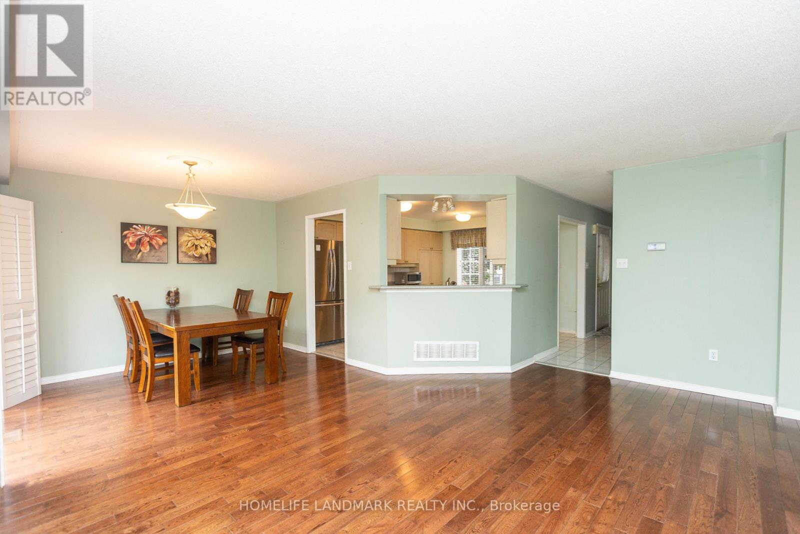5722 Greensboro Drive, Mississauga, Ontario  L5M 5T7 - Photo 4 - W12841146
