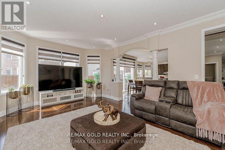 28 Crocker Drive, Brampton, Ontario  L6P 1M8 - Photo 11 - W12841240