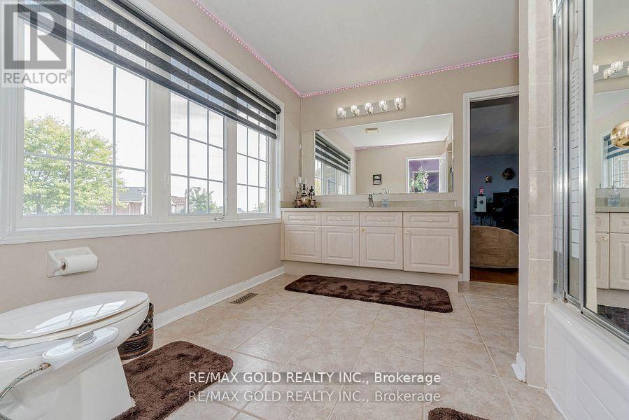 28 Crocker Drive, Brampton, Ontario  L6P 1M8 - Photo 23 - W12841240