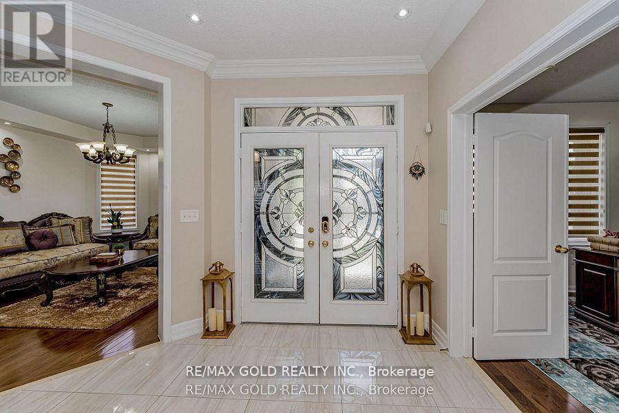 28 Crocker Drive, Brampton, Ontario  L6P 1M8 - Photo 3 - W12841240