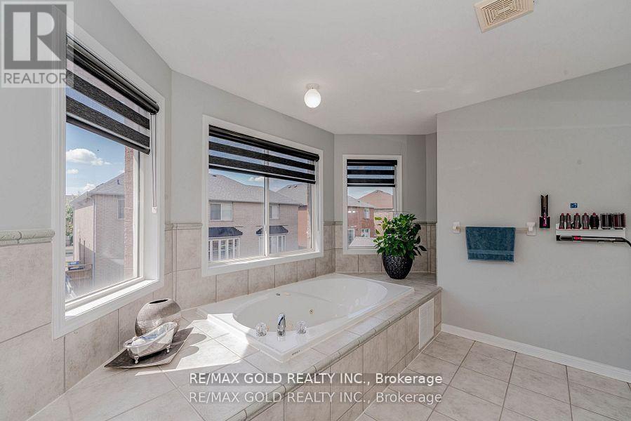 28 Crocker Drive, Brampton, Ontario  L6P 1M8 - Photo 31 - W12841240