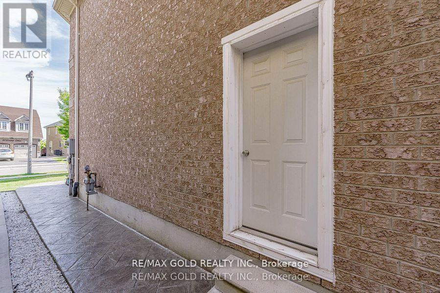 28 Crocker Drive, Brampton, Ontario  L6P 1M8 - Photo 37 - W12841240