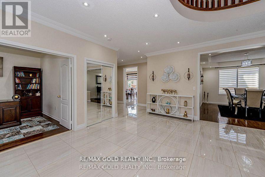 28 Crocker Drive, Brampton, Ontario  L6P 1M8 - Photo 5 - W12841240