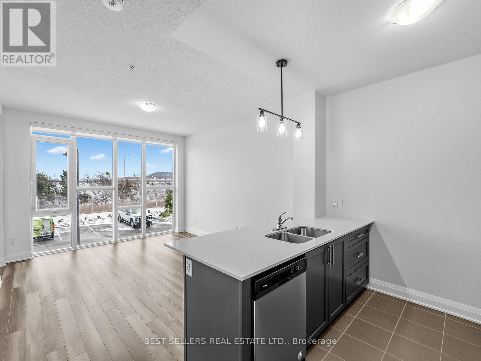 220 - 16 Concord Place, Grimsby, Ontario  L3M 0J1 - Photo 11 - X12841142