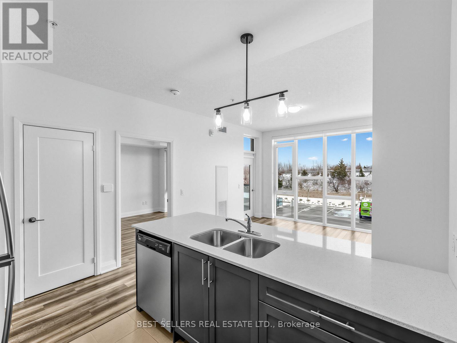 220 - 16 Concord Place, Grimsby, Ontario  L3M 0J1 - Photo 13 - X12841142