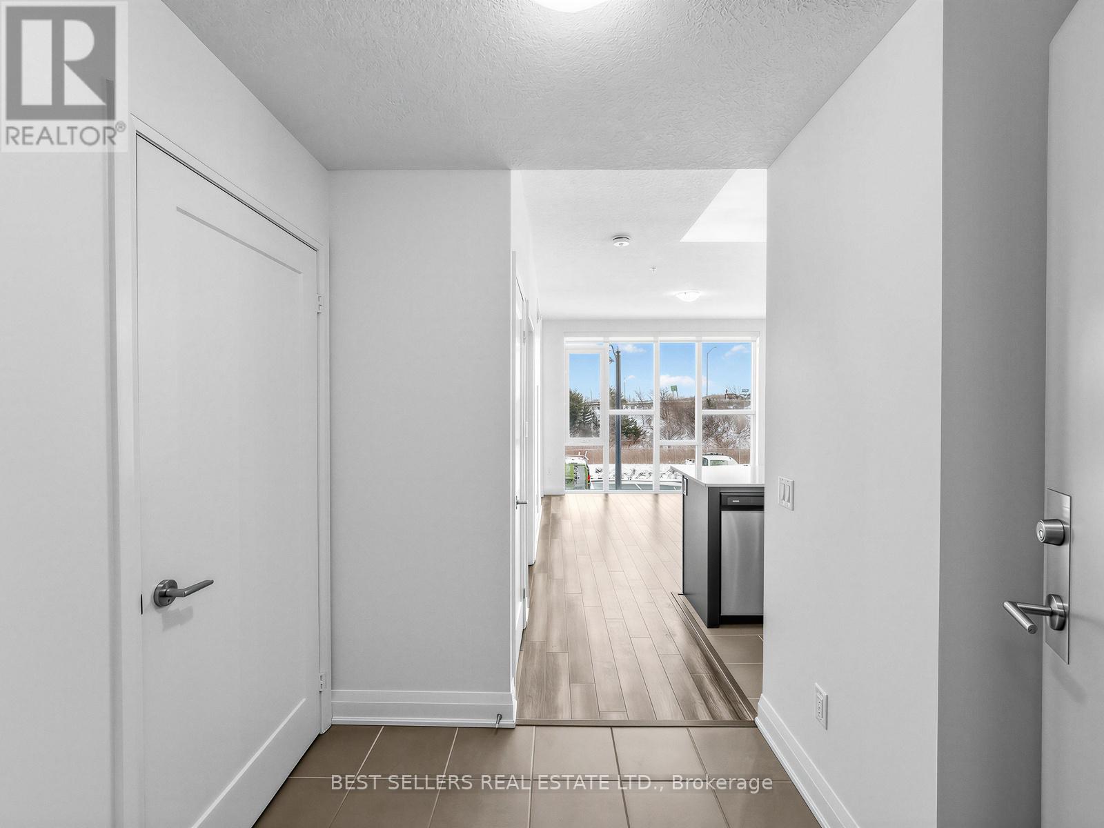 220 - 16 Concord Place, Grimsby, Ontario  L3M 0J1 - Photo 4 - X12841142