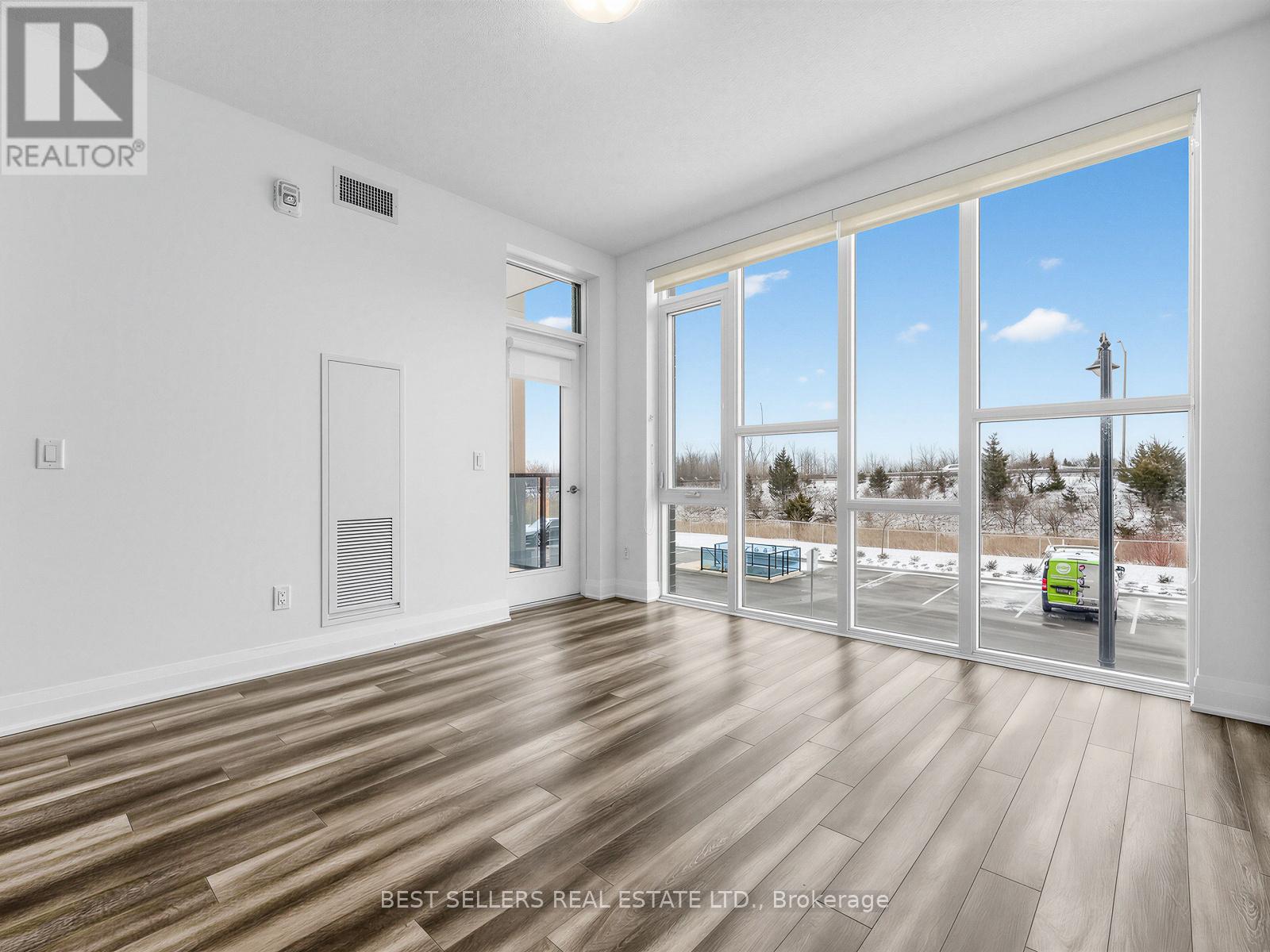 220 - 16 Concord Place, Grimsby, Ontario  L3M 0J1 - Photo 6 - X12841142