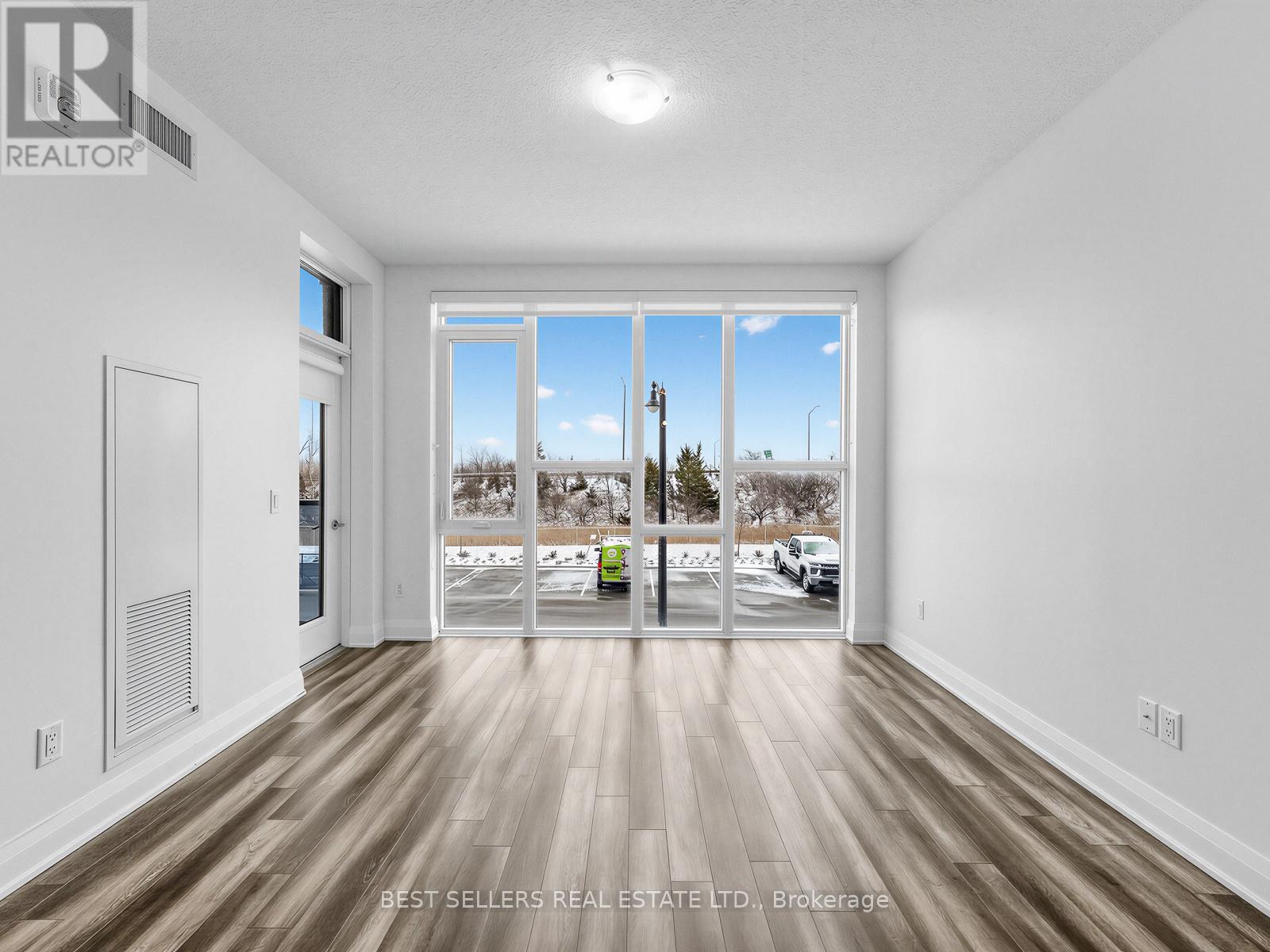 220 - 16 Concord Place, Grimsby, Ontario  L3M 0J1 - Photo 7 - X12841142