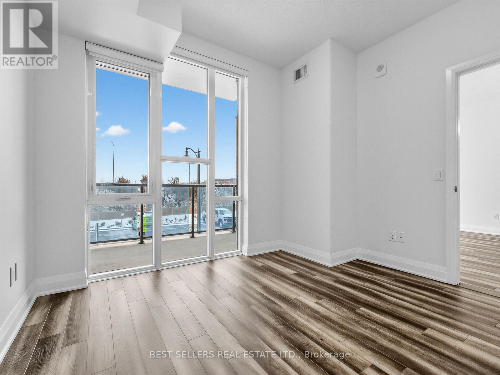 220 - 16 Concord Place, Grimsby, Ontario  L3M 0J1 - Photo 8 - X12841142