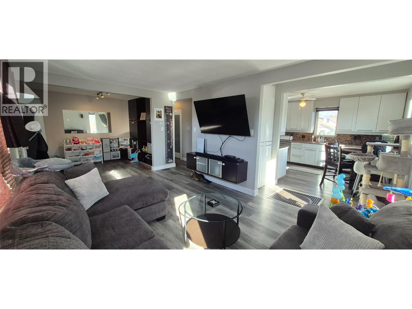 206 6th Avenue S, Cranbrook, British Columbia  V1C 2H6 - Photo 5 - 10377834