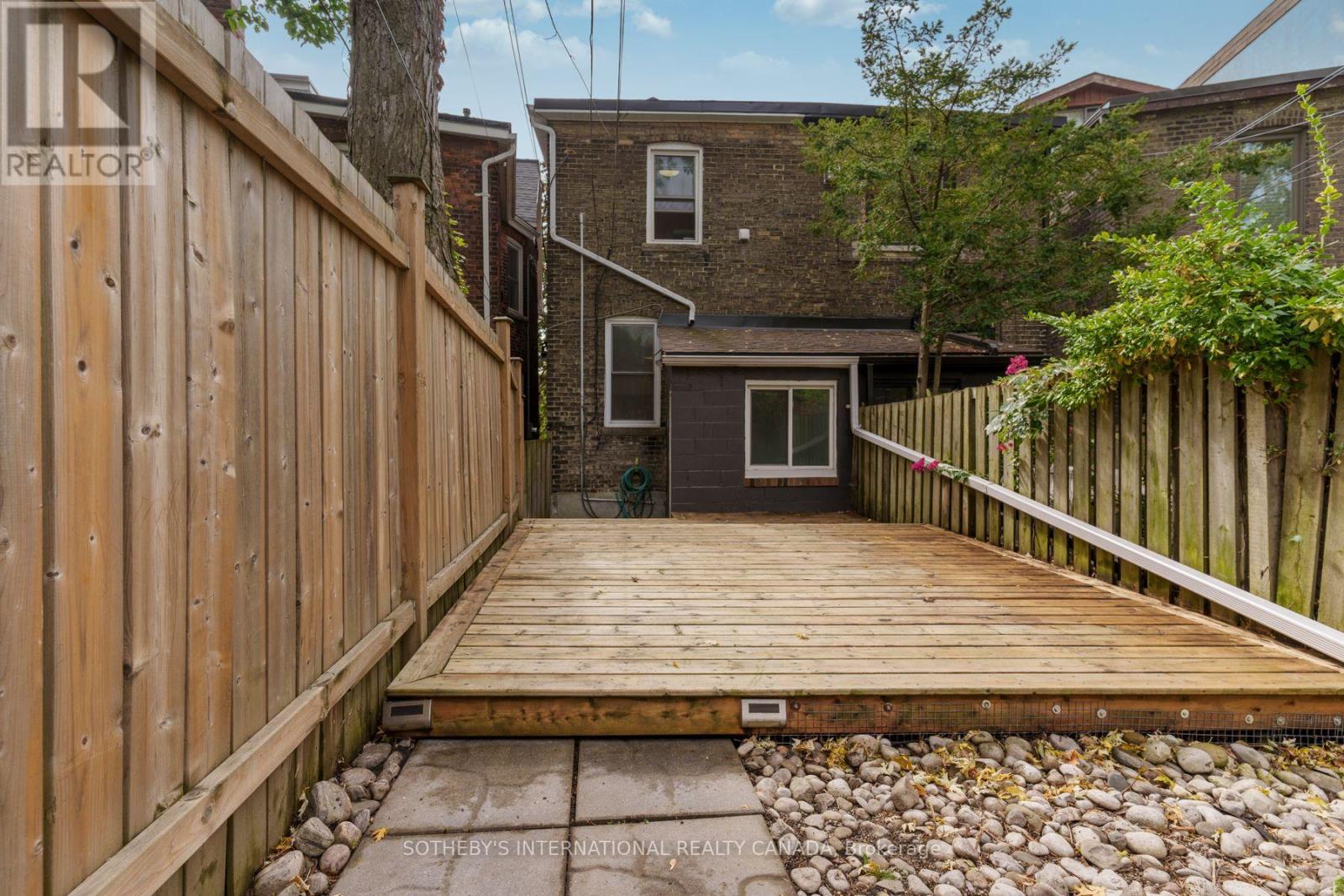 Upper - 15 Indian Rd Crescent, Toronto, Ontario  M6P 2E9 - Photo 33 - W12841082