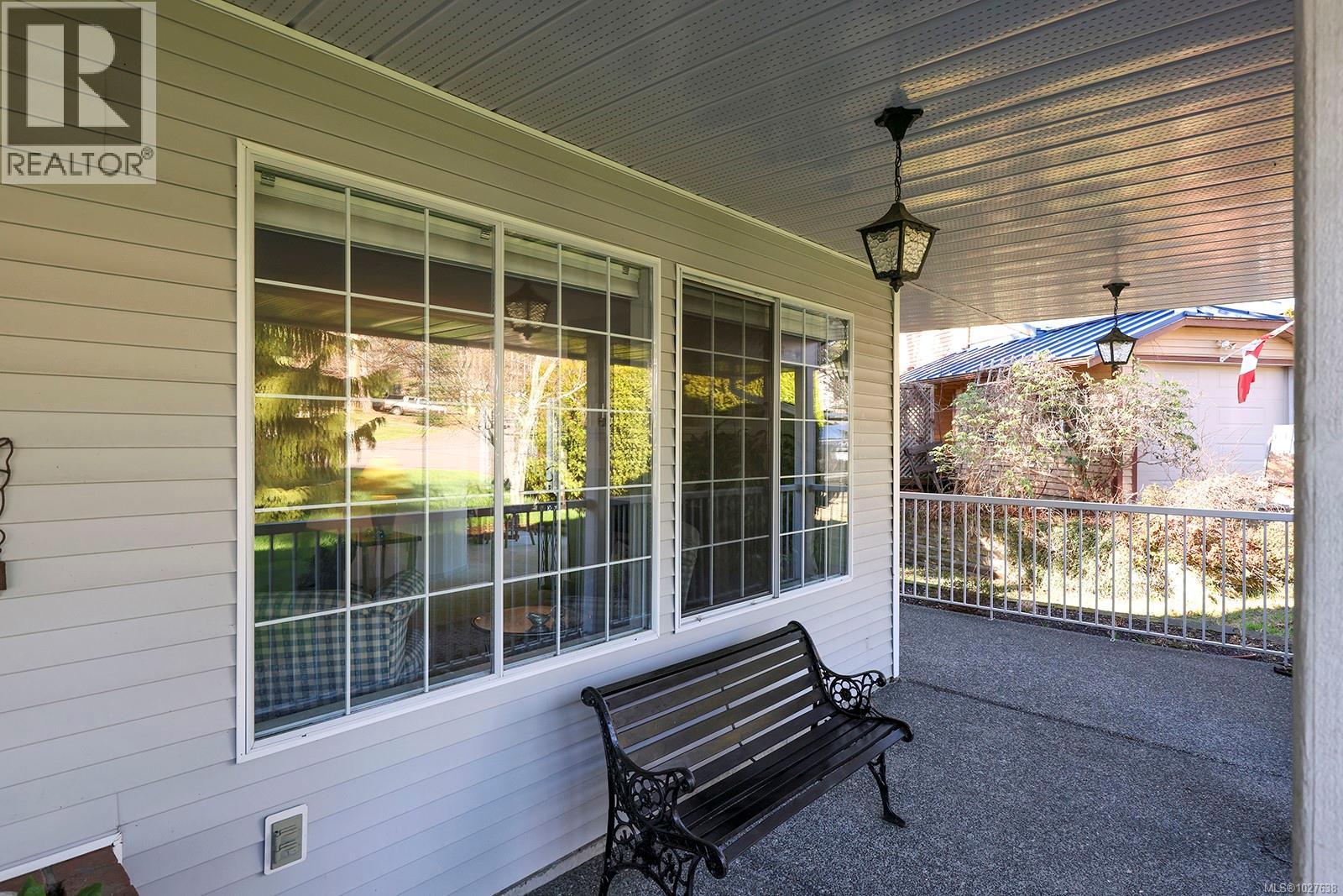 609 Totem Cres, Comox, British Columbia  V9M 3J8 - Photo 3 - 1027638