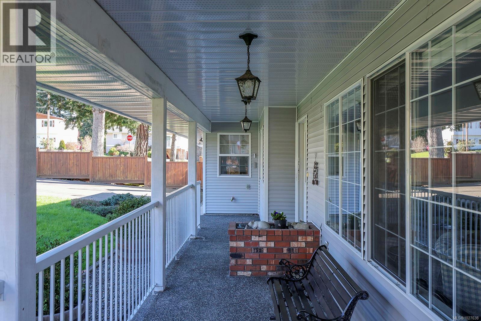 609 Totem Cres, Comox, British Columbia  V9M 3J8 - Photo 2 - 1027638