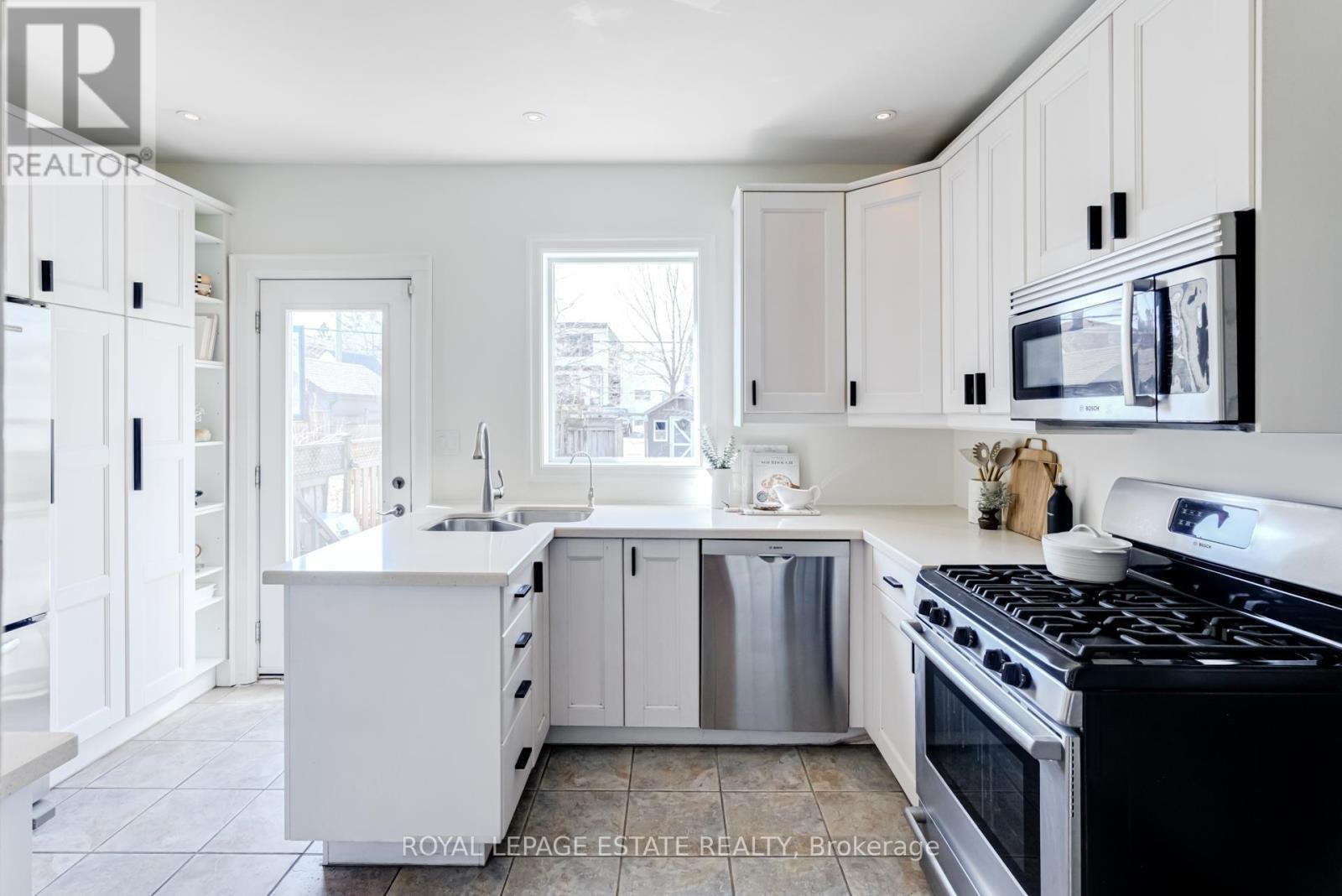 46 Thyra Avenue, Toronto, Ontario  M4C 5G5 - Photo 16 - E12841342