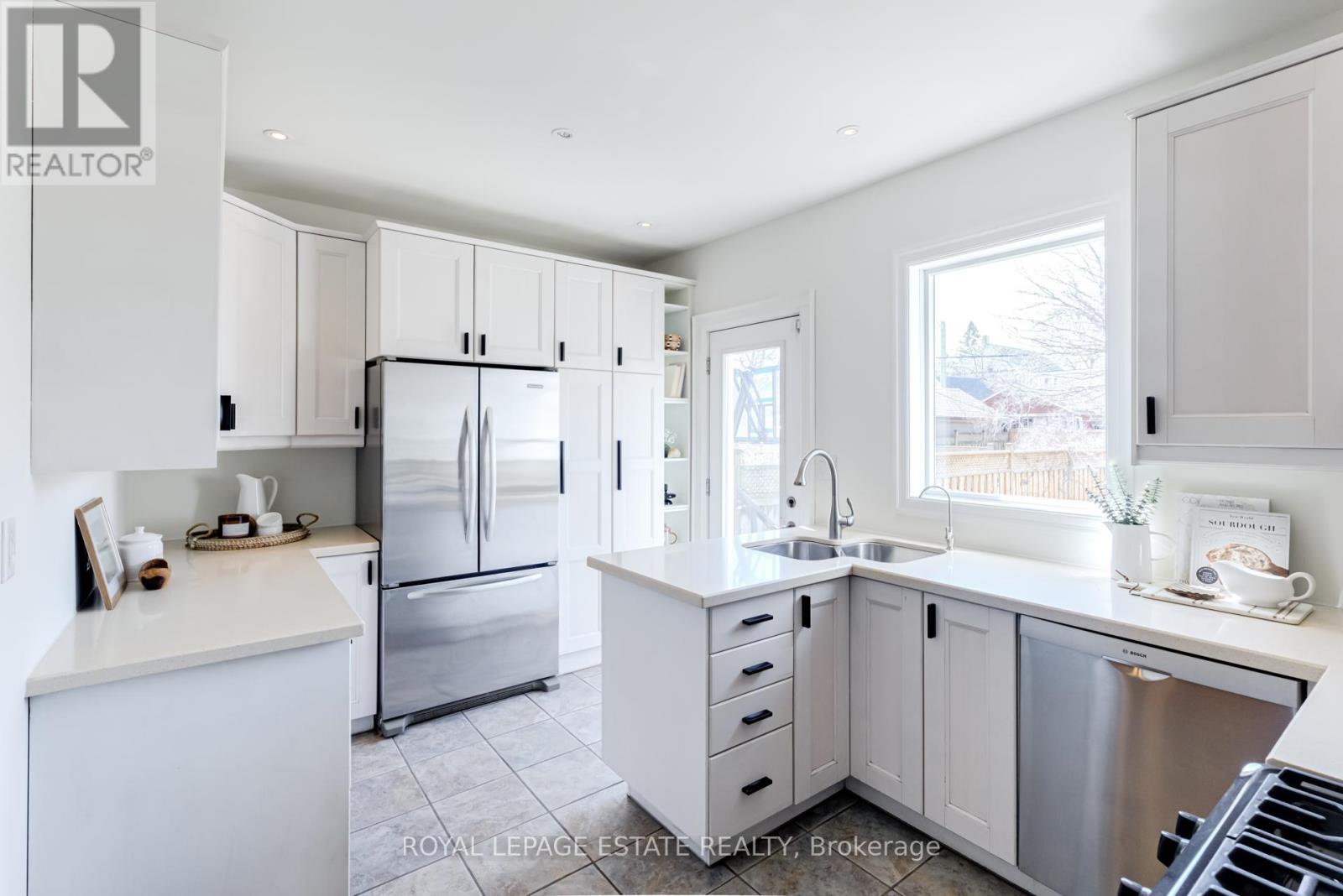 46 Thyra Avenue, Toronto, Ontario  M4C 5G5 - Photo 17 - E12841342