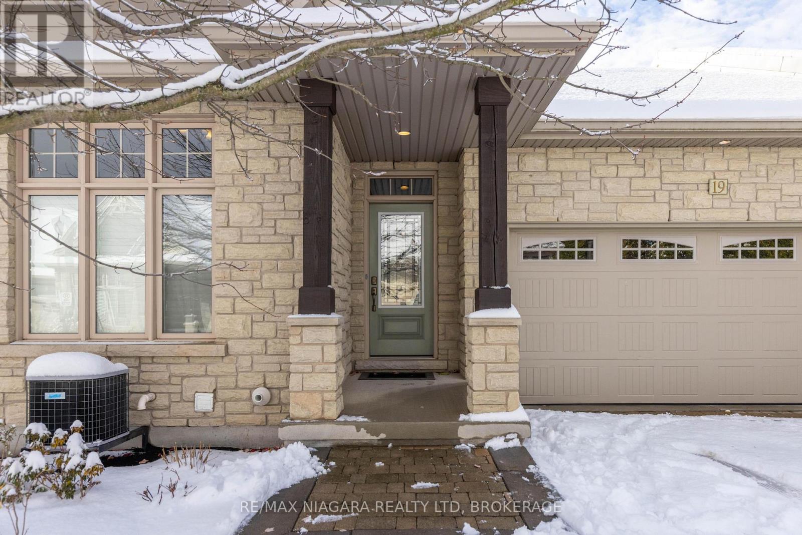 19 Crimson Drive, Niagara-On-The-Lake, Ontario  L0S 1J1 - Photo 2 - X12546560