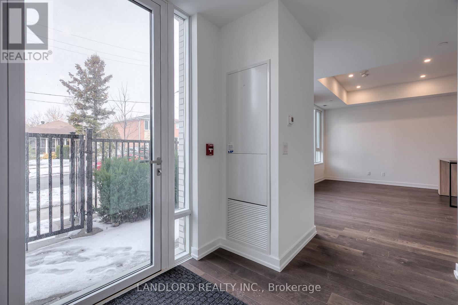 105 - 15 Maryport Ave Street, Toronto, Ontario  M3M 0E2 - Photo 3 - W12841264