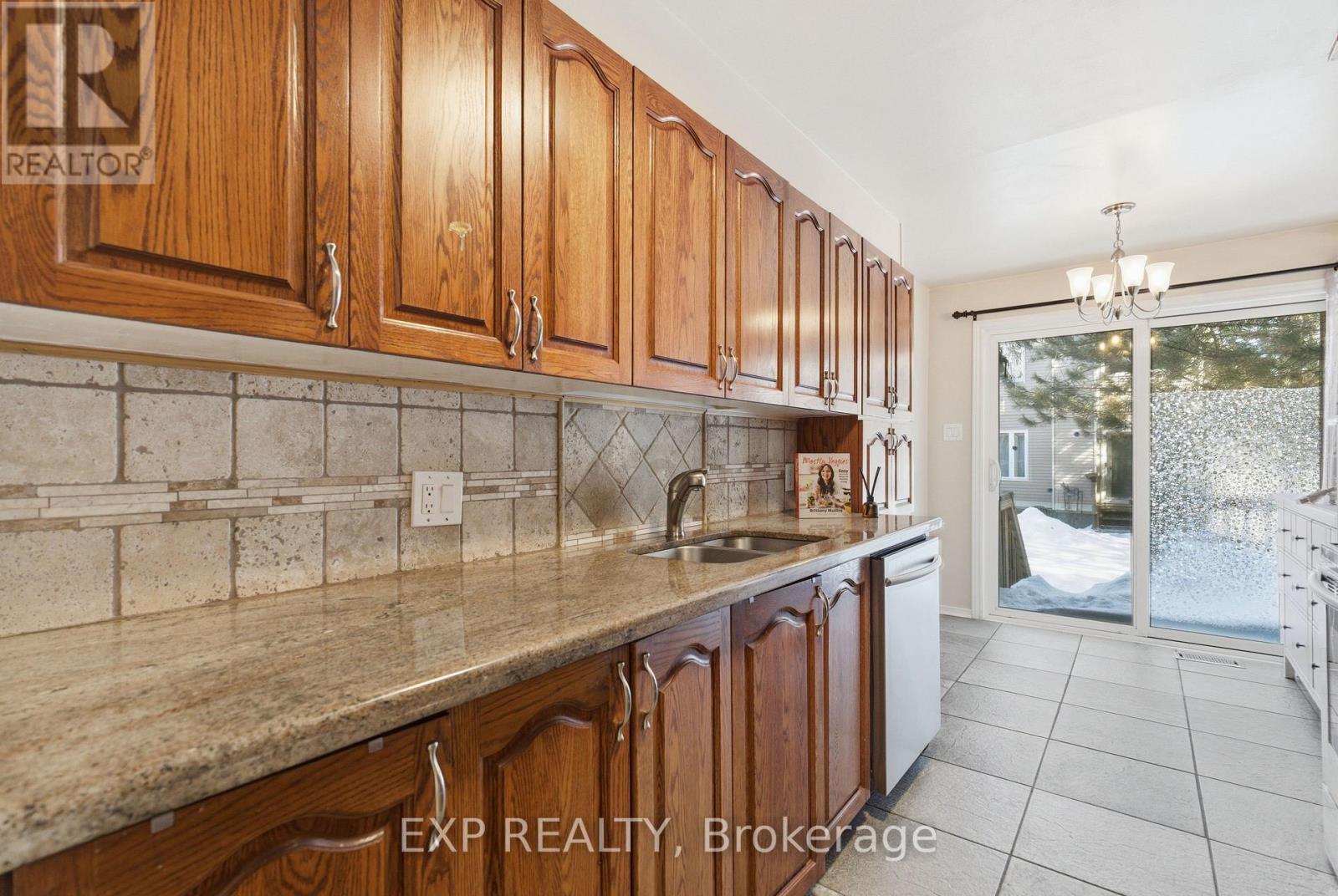 92 Stonebriar Drive, Ottawa, Ontario  K2G 5Y1 - Photo 11 - X12841428