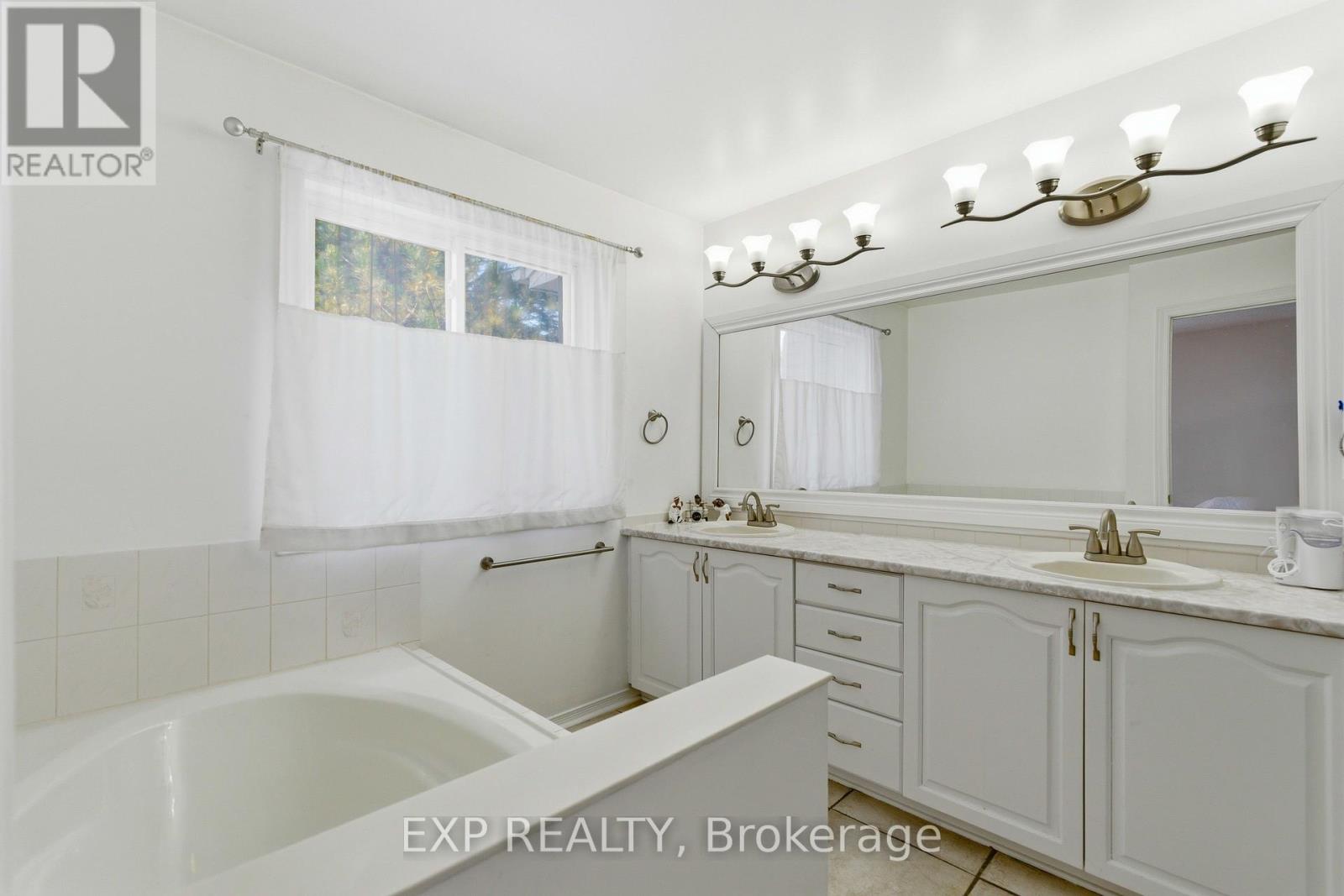 92 Stonebriar Drive, Ottawa, Ontario  K2G 5Y1 - Photo 21 - X12841428