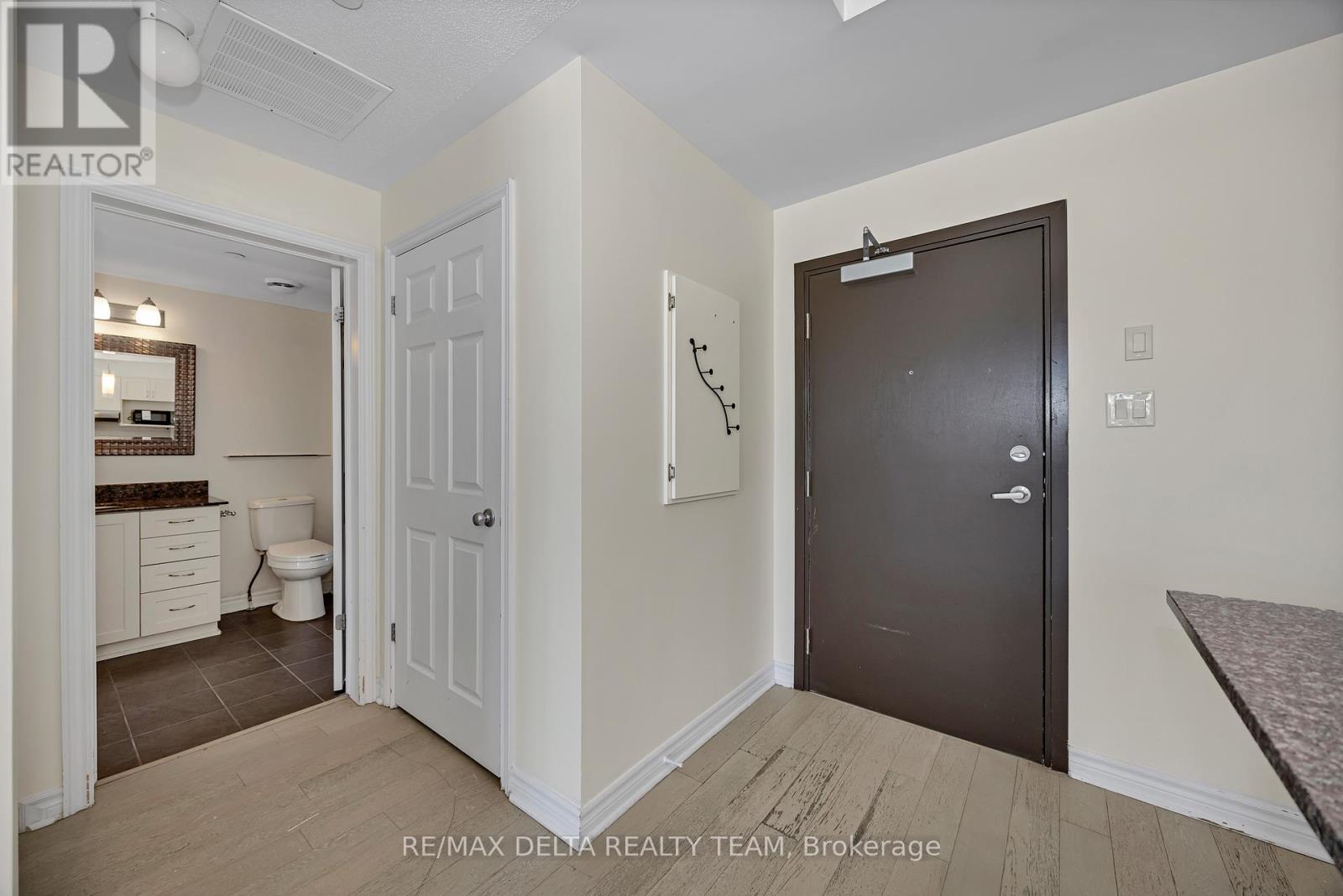 303 - 140 Montblanc Private, Ottawa, Ontario  K1C 0B3 - Photo 3 - X12841450