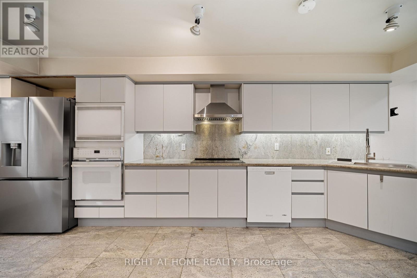 1 Chipstead Road, Toronto, Ontario  M3B 3E5 - Photo 11 - C12697120