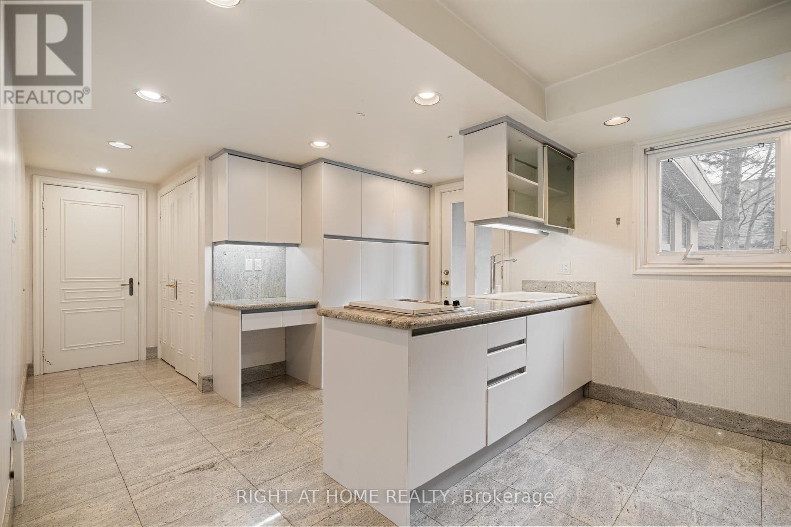 1 Chipstead Road, Toronto, Ontario  M3B 3E5 - Photo 12 - C12697120