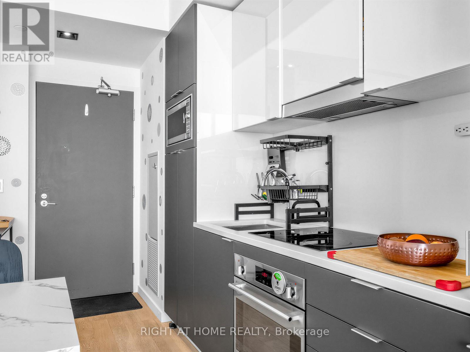 1210 - 170 Bayview Avenue, Toronto, Ontario  M5A 0M4 - Photo 3 - C12841402