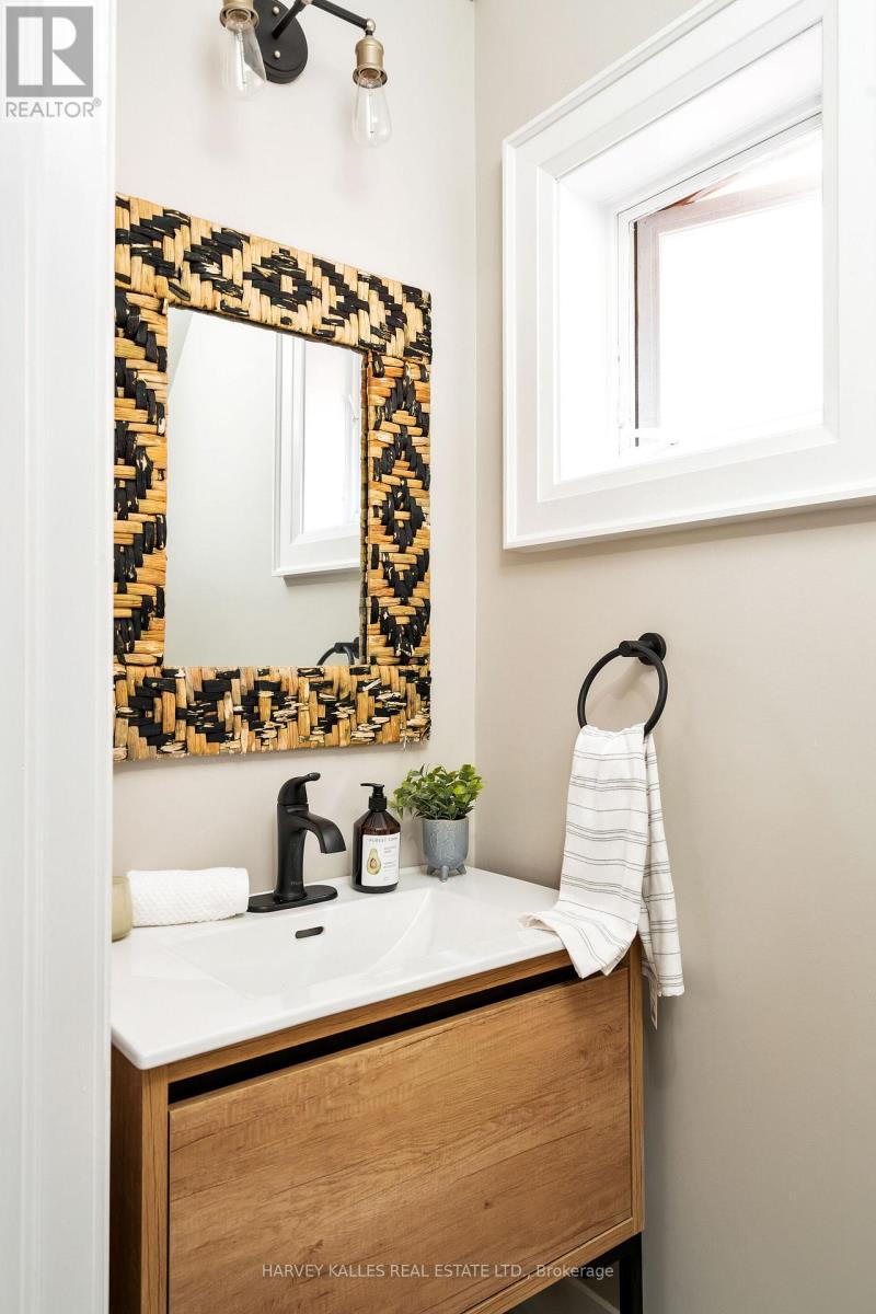 39 Standish Avenue, Toronto, Ontario  M4W 3B2 - Photo 12 - C12841572