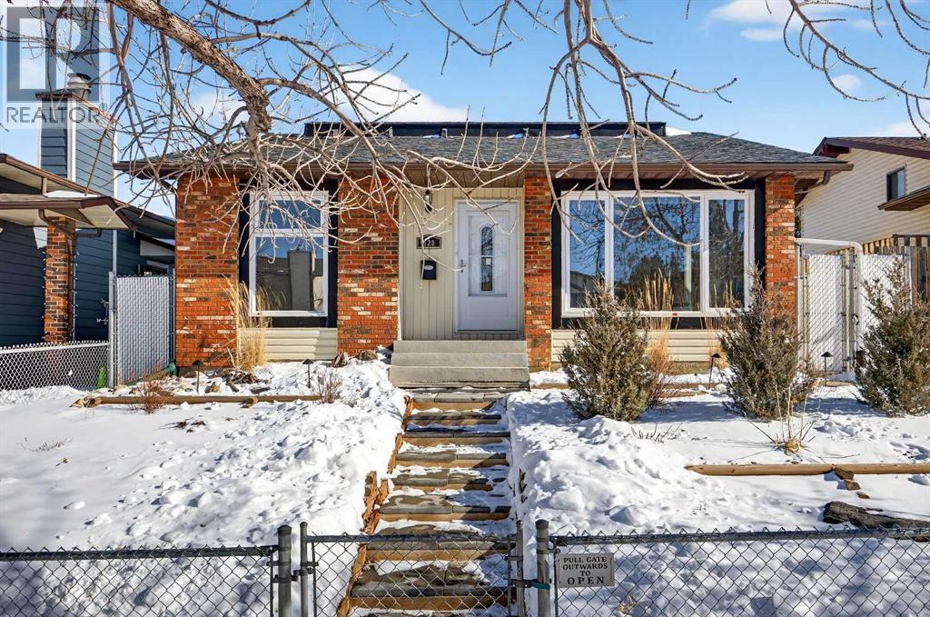 128 Bermuda Drive Nw, Calgary, Alberta  T3K 1H8 - Photo 1 - A2286966