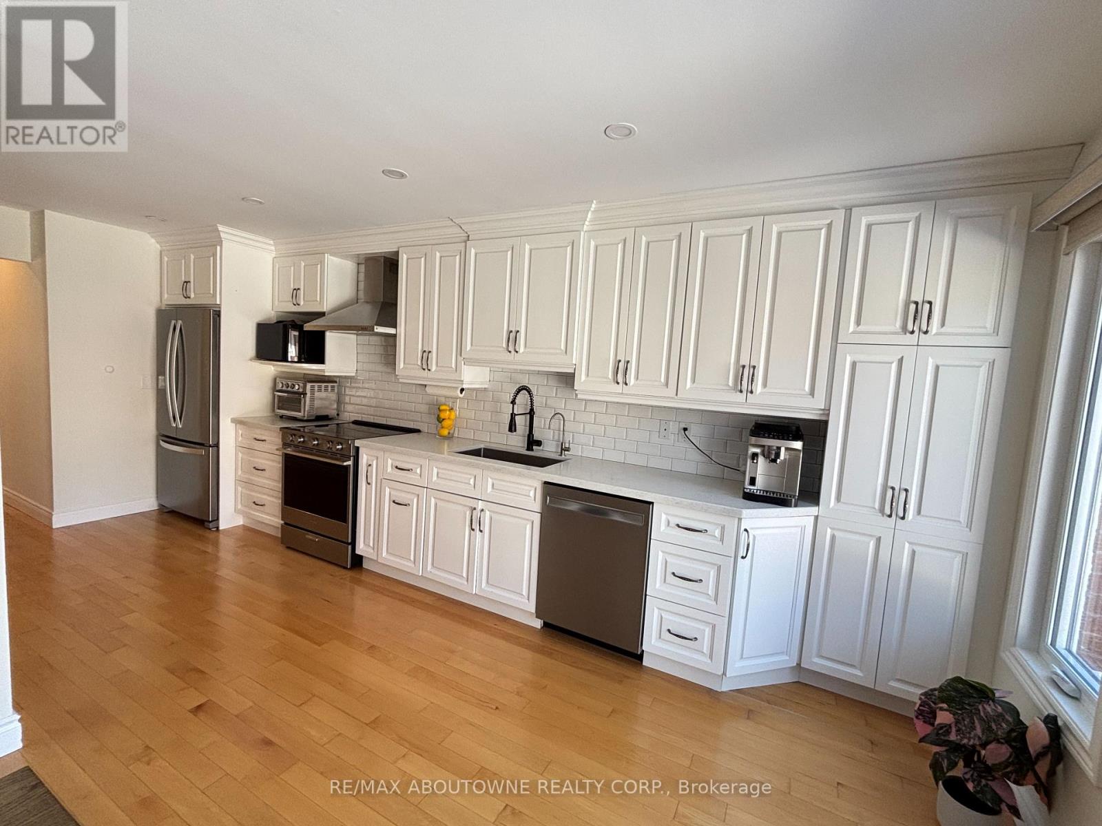 3845 Cedar Hedge Rise, Mississauga, Ontario  L5N 6X2 - Photo 11 - W12841434