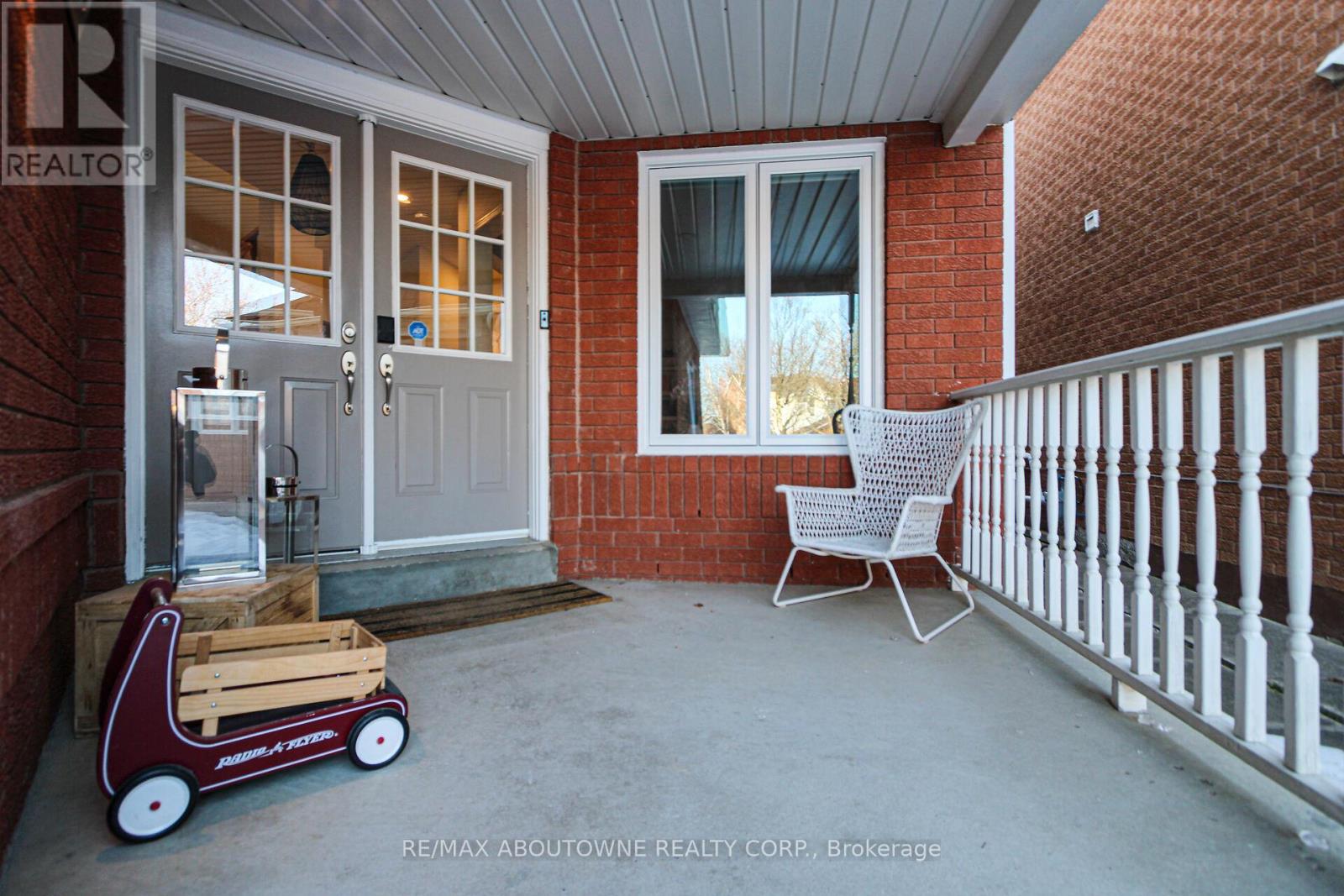 3845 Cedar Hedge Rise, Mississauga, Ontario  L5N 6X2 - Photo 3 - W12841434