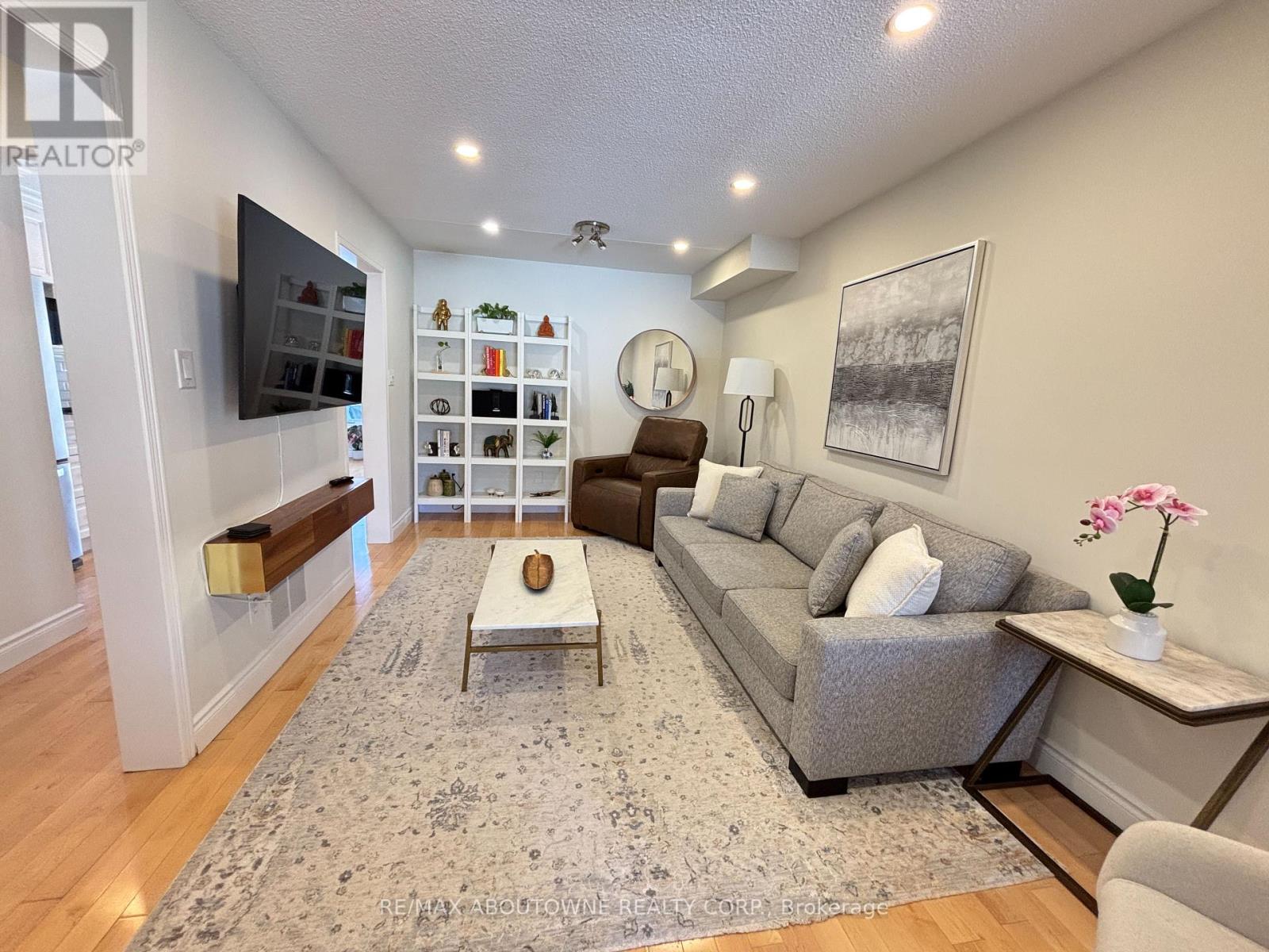 3845 Cedar Hedge Rise, Mississauga, Ontario  L5N 6X2 - Photo 5 - W12841434