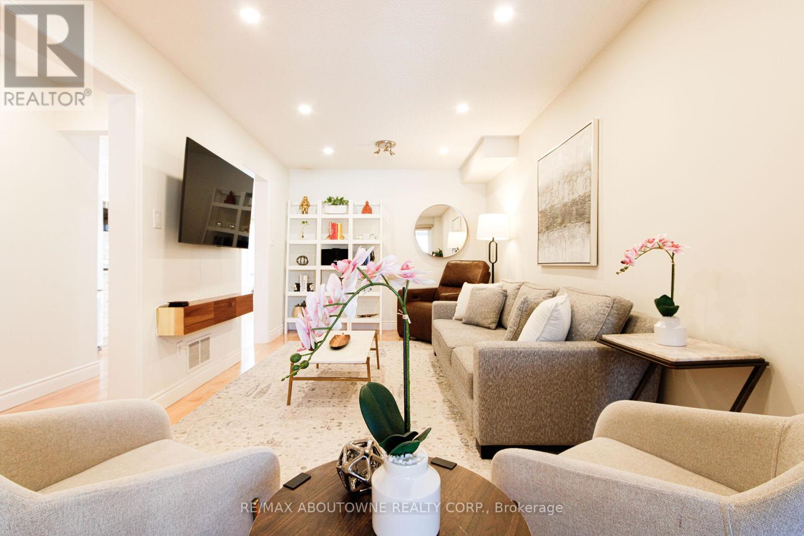 3845 Cedar Hedge Rise, Mississauga, Ontario  L5N 6X2 - Photo 7 - W12841434