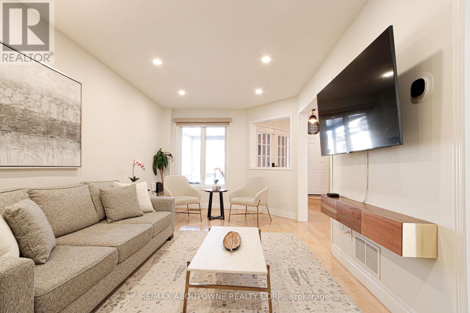 3845 Cedar Hedge Rise, Mississauga, Ontario  L5N 6X2 - Photo 9 - W12841434