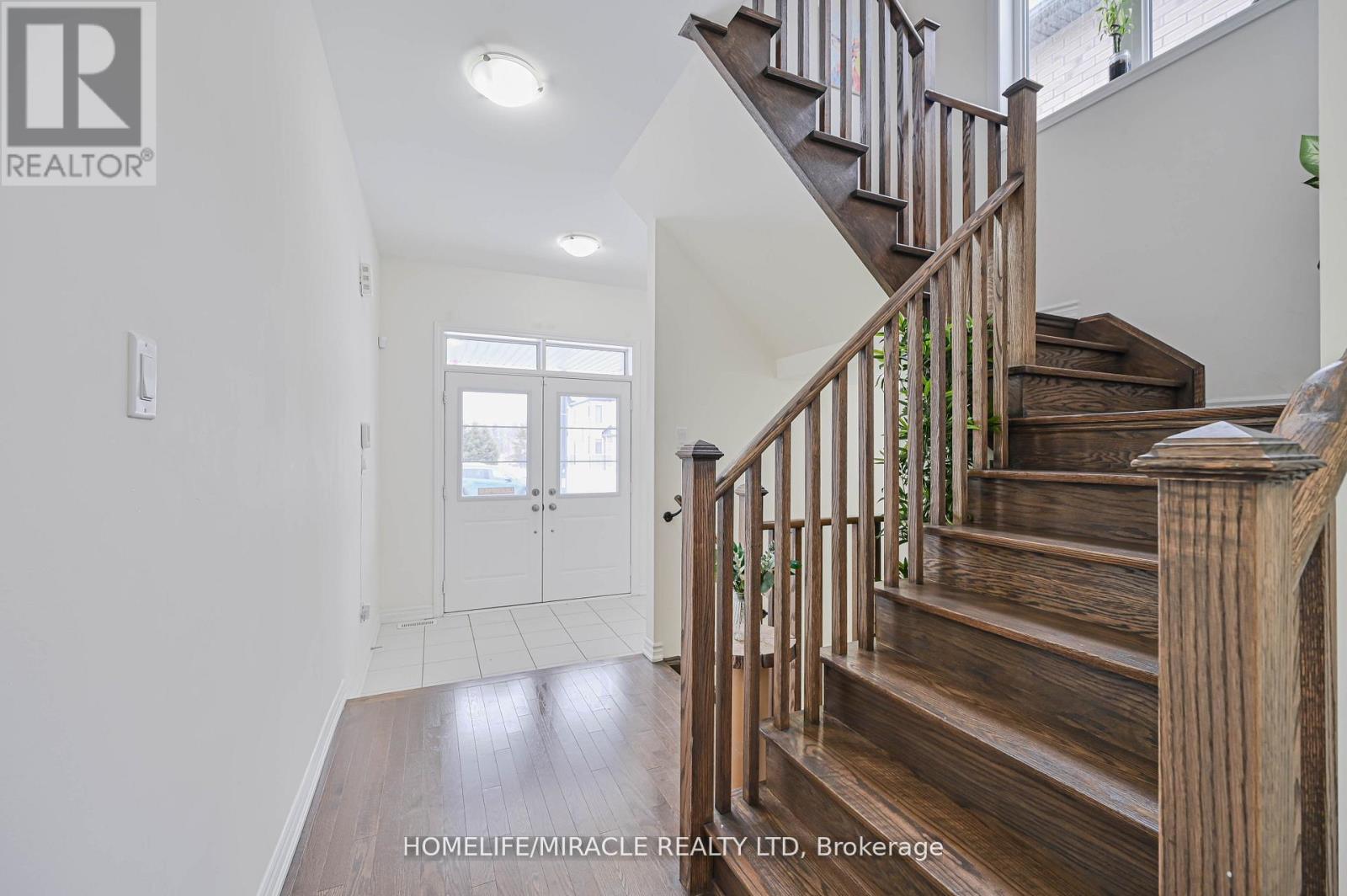 42 Truffle Court, Brampton, Ontario  L7A 5A6 - Photo 6 - W12841448