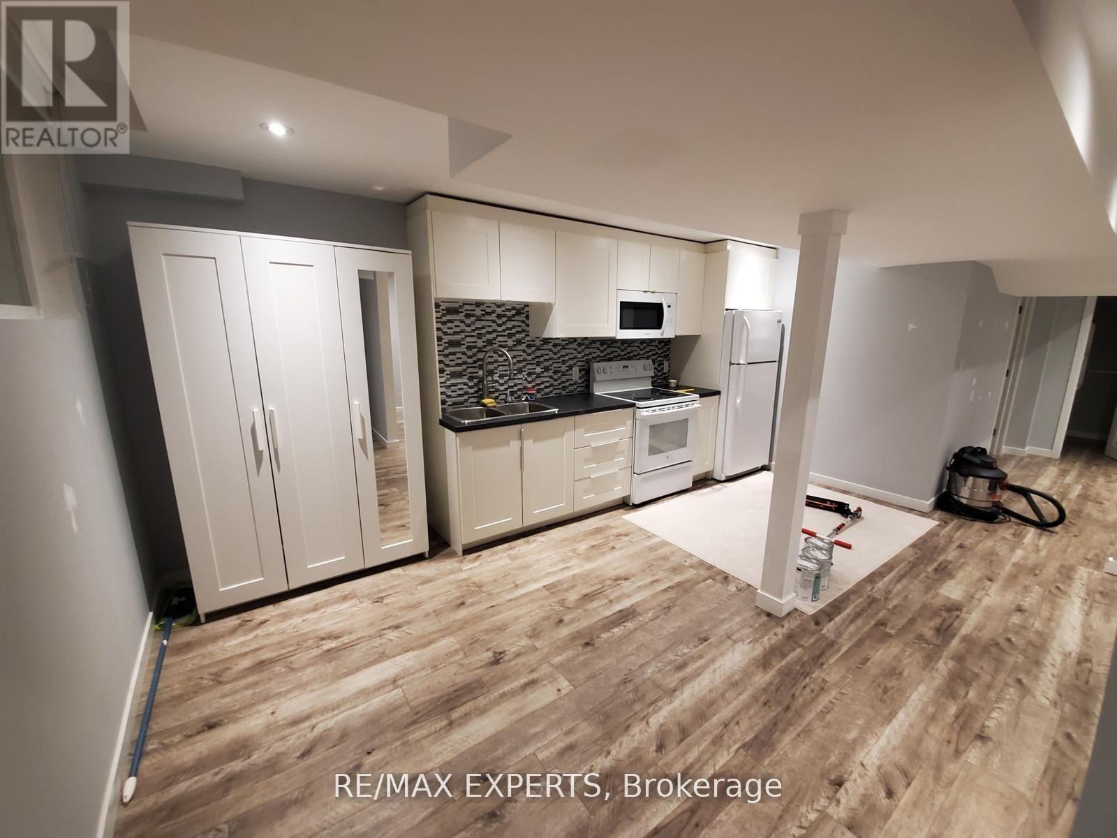 4366 Lee Drive, Mississauga, Ontario  L4W 4A8 - Photo 2 - W12841540