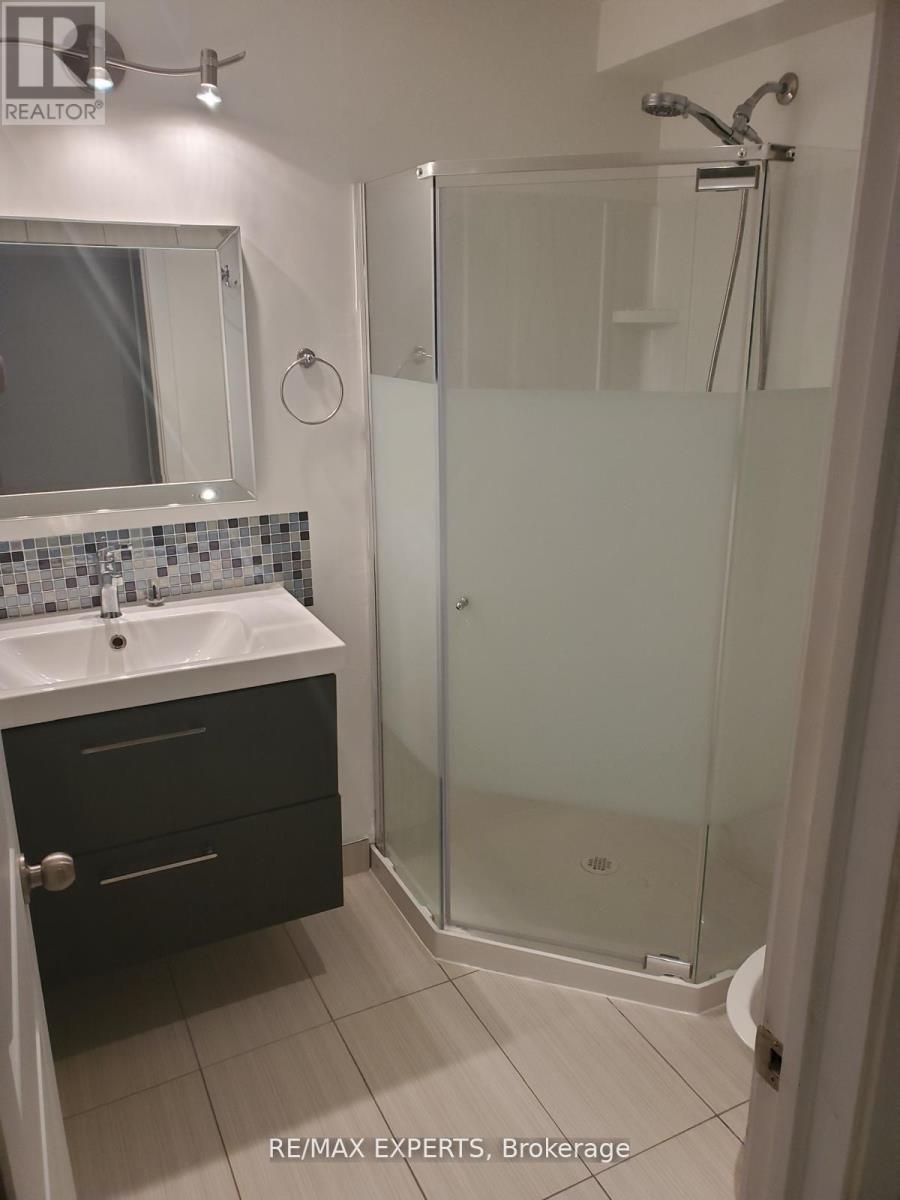 4366 Lee Drive, Mississauga, Ontario  L4W 4A8 - Photo 3 - W12841540