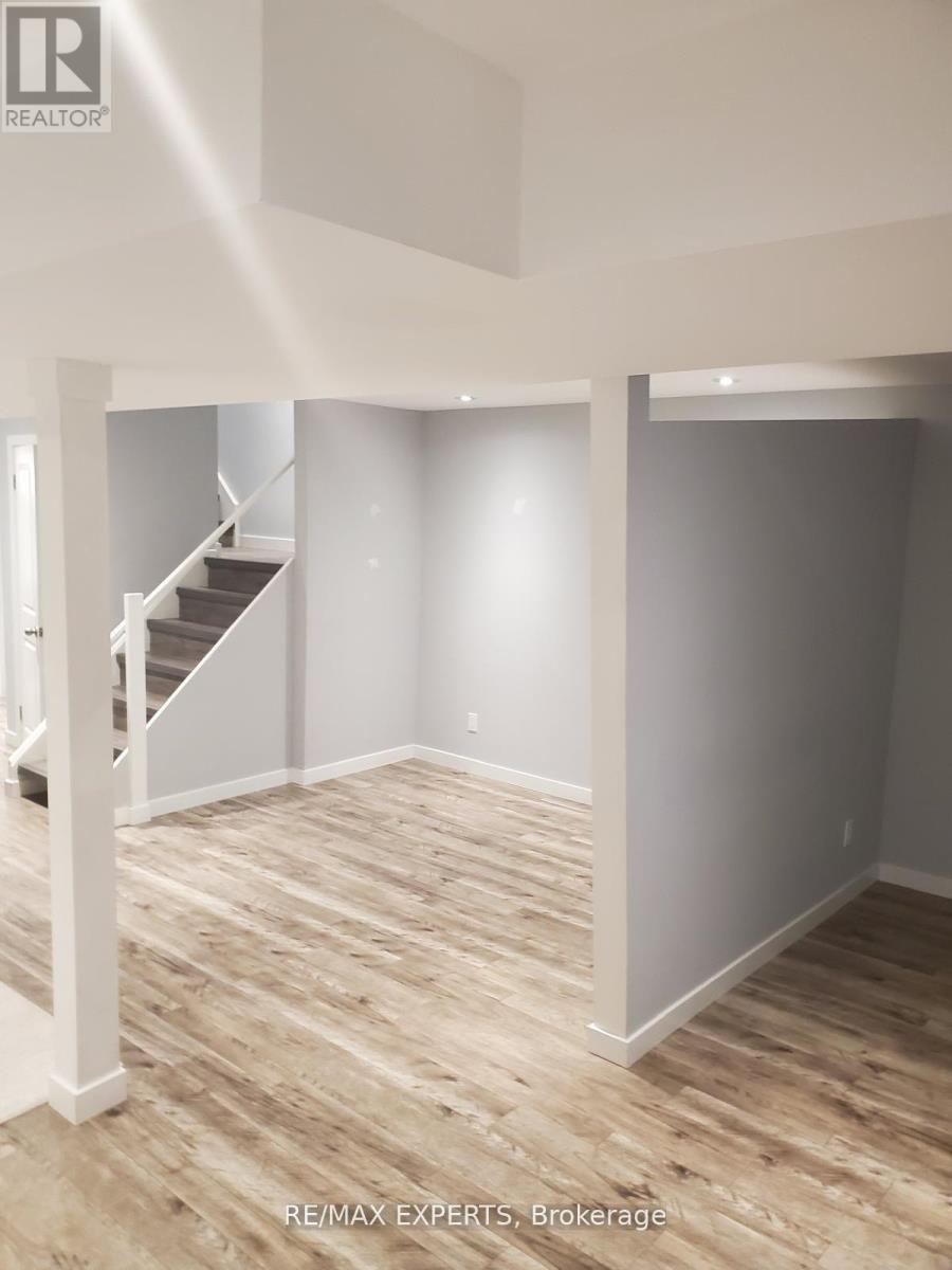 4366 Lee Drive, Mississauga, Ontario  L4W 4A8 - Photo 5 - W12841540