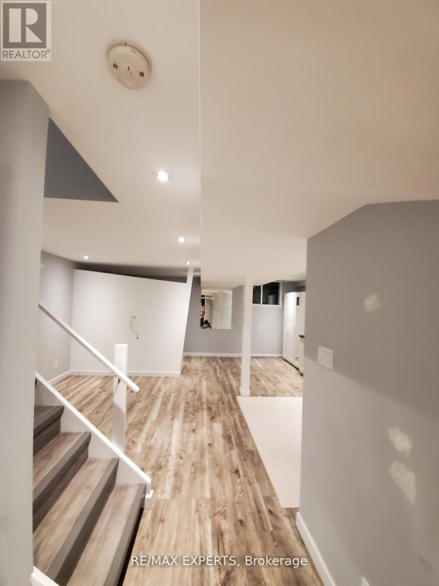 4366 Lee Drive, Mississauga, Ontario  L4W 4A8 - Photo 7 - W12841540