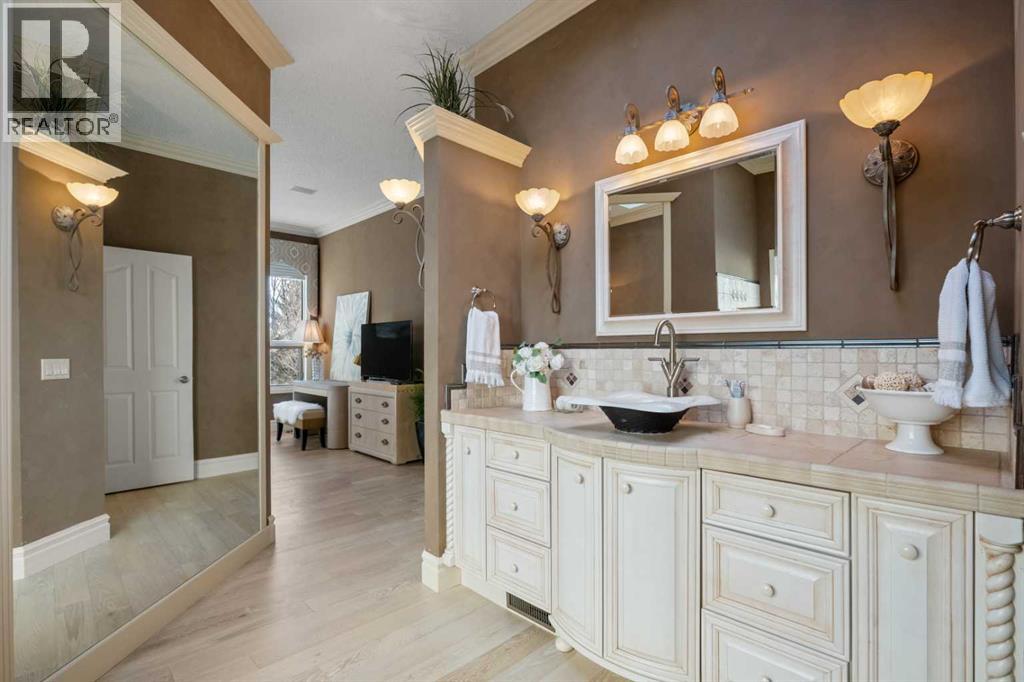 60 Woodpark Close Sw, Calgary, Alberta  T2W 6G9 - Photo 17 - A2286750