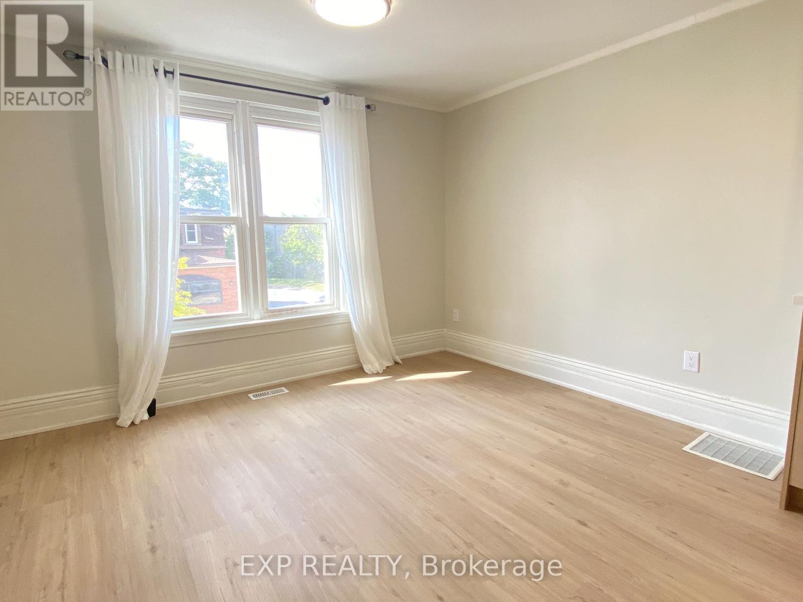 32 Front Street N, Thorold, Ontario  L2V 1X3 - Photo 2 - X12841456