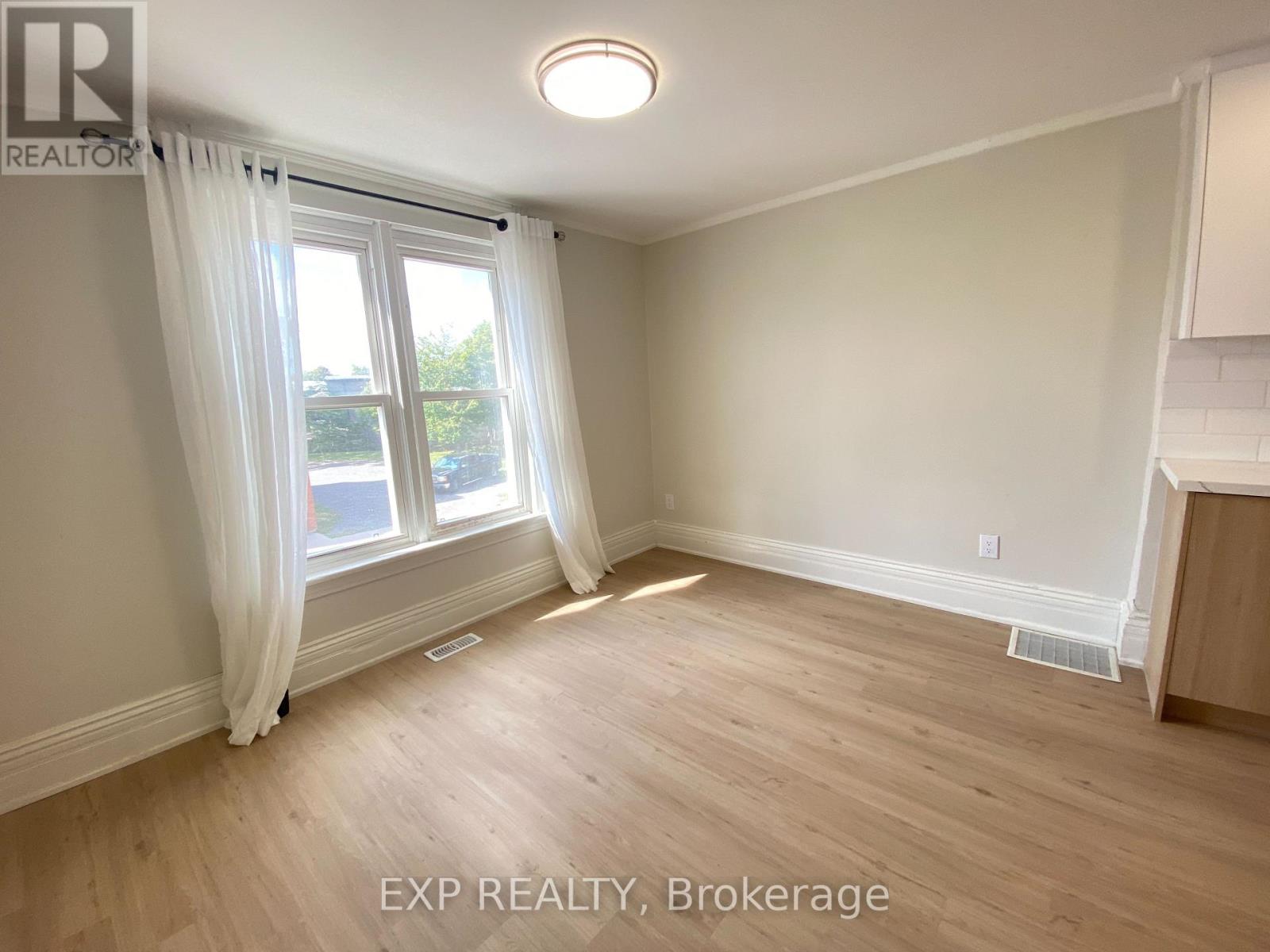 32 Front Street N, Thorold, Ontario  L2V 1X3 - Photo 3 - X12841456