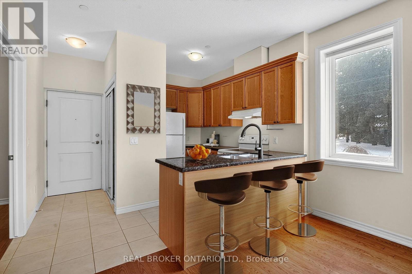 102 - 95 Wilson Street W, Hamilton, Ontario L8L 5C4 - Photo 2 - X12841498