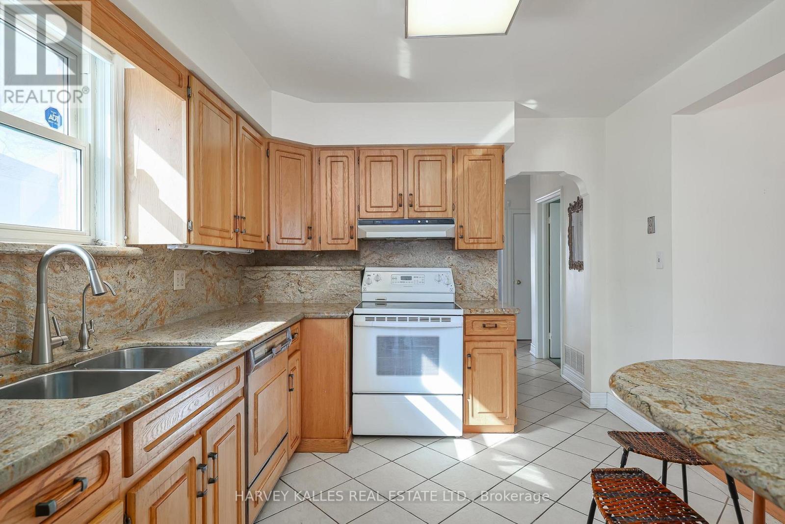 380 Brooke Avenue, Toronto, Ontario  M5M 2L6 - Photo 5 - C12840142