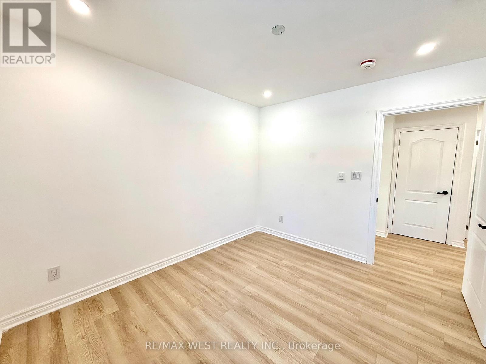 Upper - 34 Touraine Avenue, Toronto, Ontario  M3H 1R2 - Photo 11 - C12841608