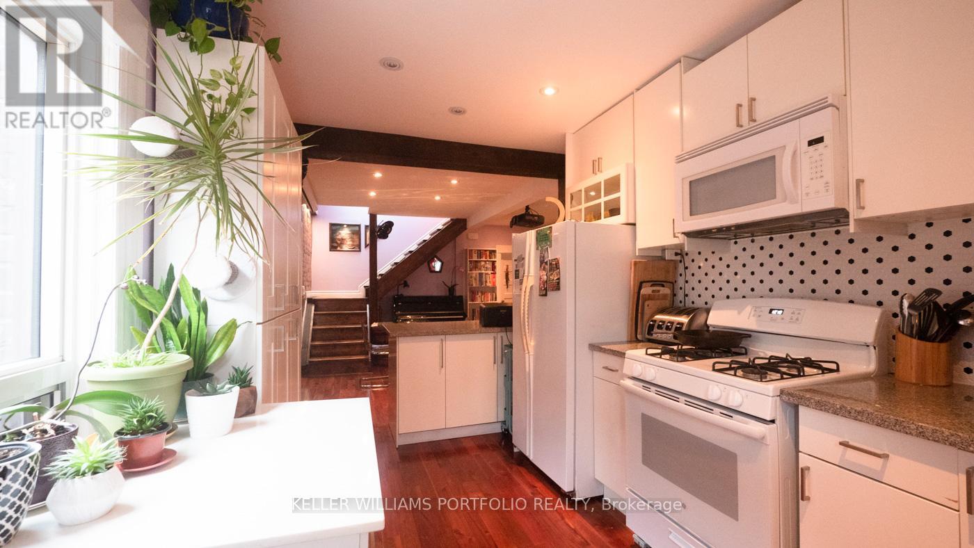 Unit 2 - 184 Franklin Avenue, Toronto, Ontario  M6P 3Y8 - Photo 3 - W12841626