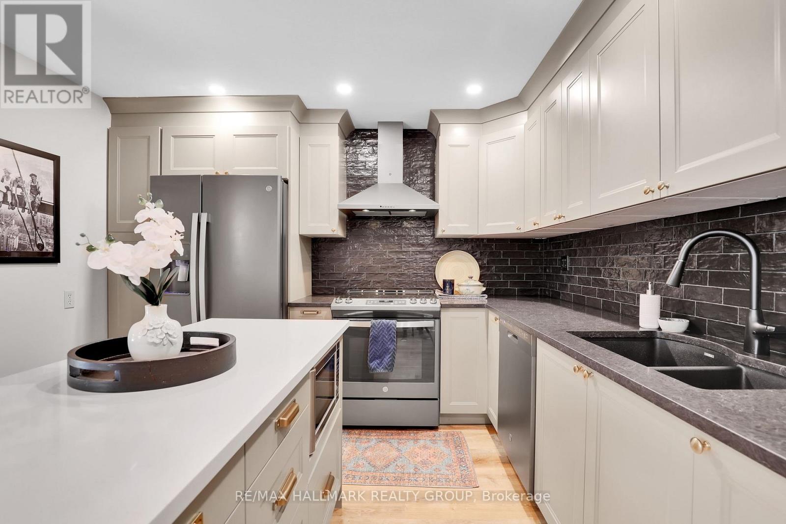 88 Homestead Street, Ottawa, Ontario  K2E 7N6 - Photo 4 - X12841734