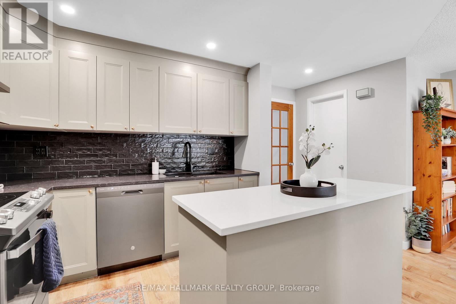 88 Homestead Street, Ottawa, Ontario  K2E 7N6 - Photo 6 - X12841734