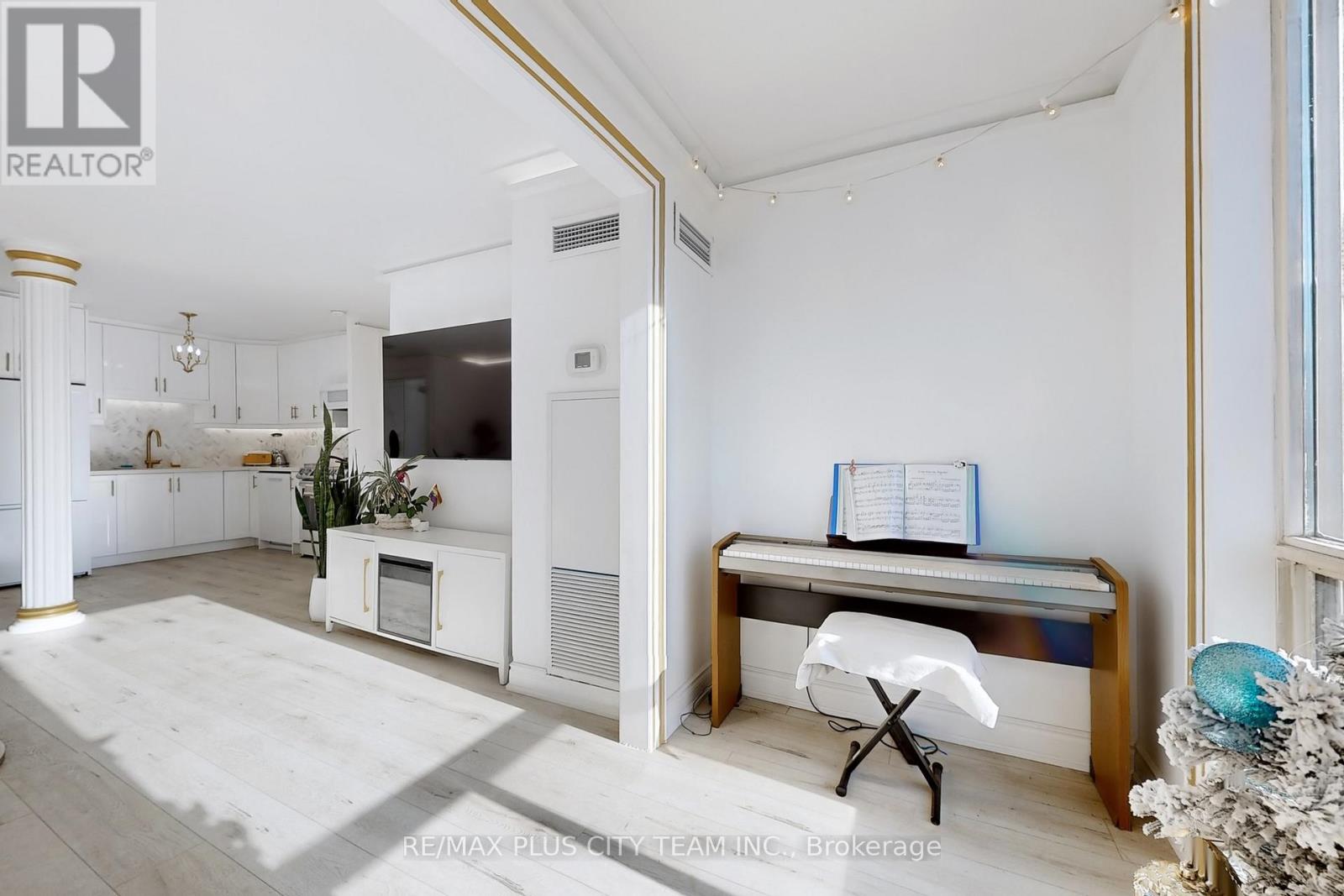 1105 - 25 Grenville Street, Toronto, Ontario  M4Y 2X5 - Photo 11 - C12841684