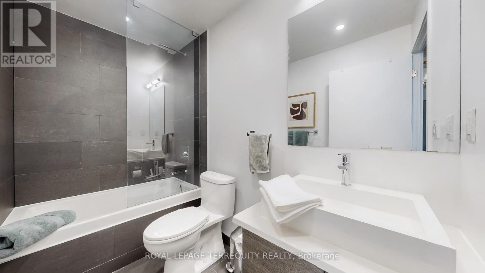 1313 - 111 Bathurst Street, Toronto, Ontario  M5V 0M9 - Photo 17 - C12841732